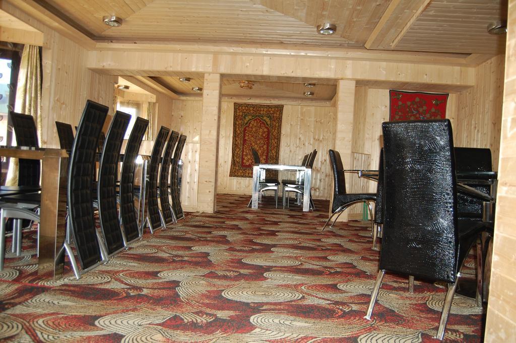 Hotel Zahgeer Continental Gulmarg Room photo