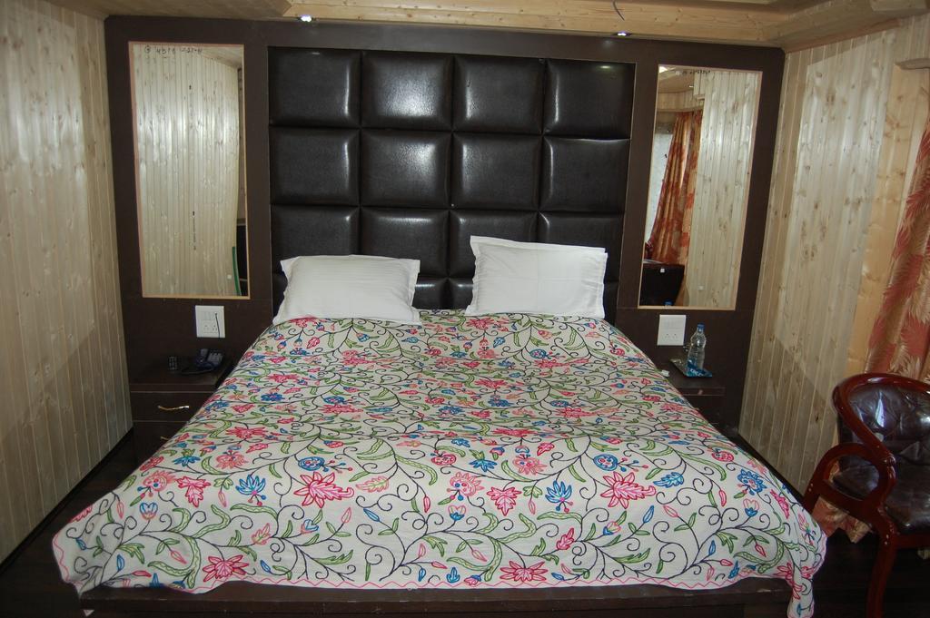 Hotel Zahgeer Continental Gulmarg Room photo