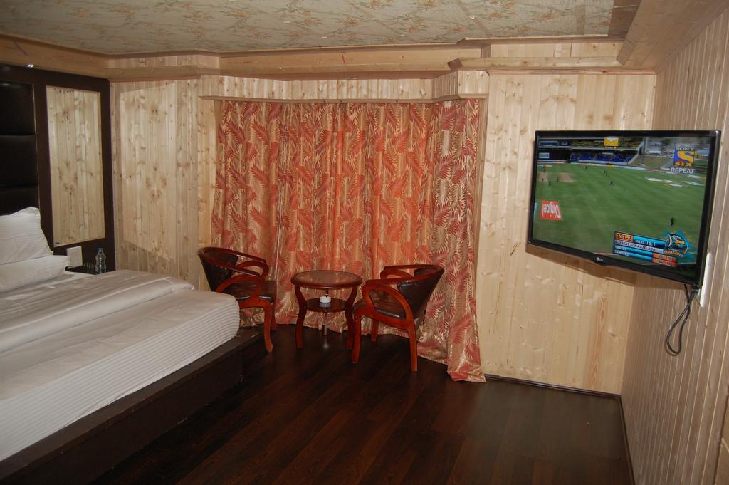 Hotel Zahgeer Continental Gulmarg Room photo
