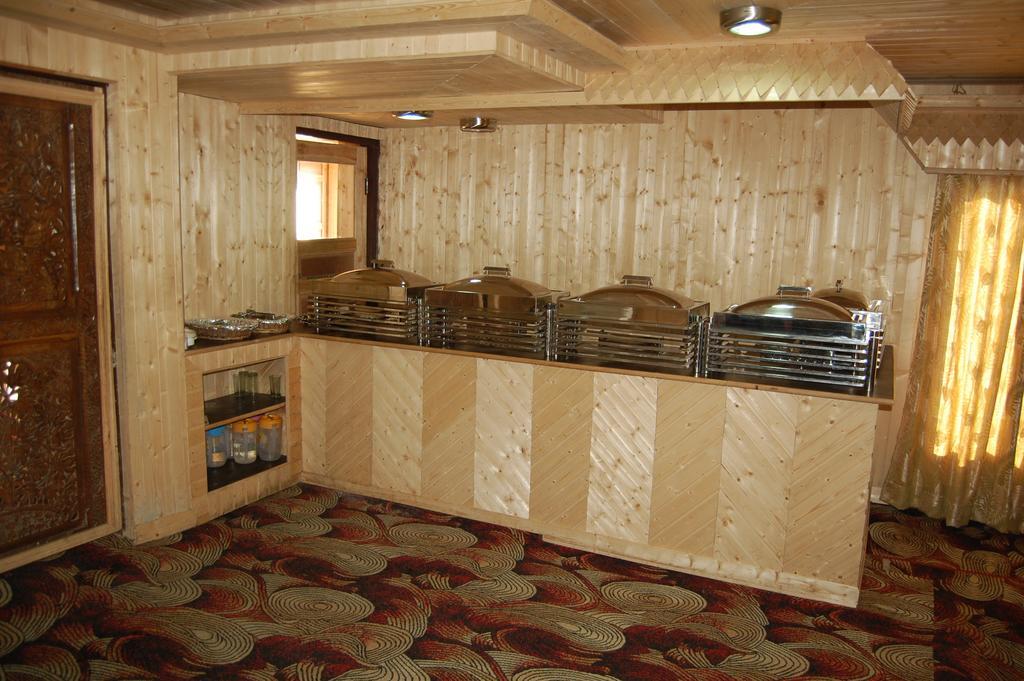 Hotel Zahgeer Continental Gulmarg Room photo