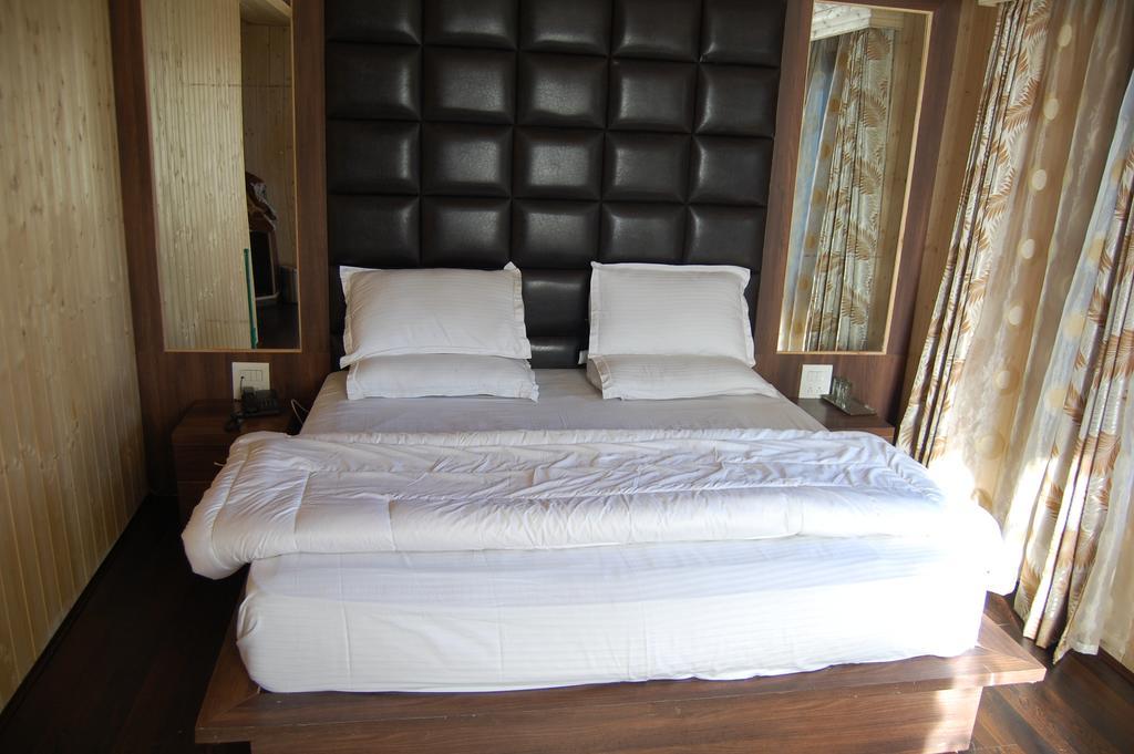 Hotel Zahgeer Continental Gulmarg Room photo