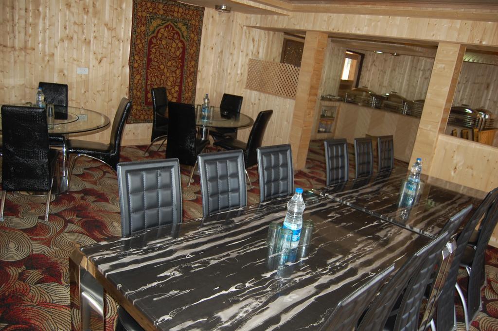 Hotel Zahgeer Continental Gulmarg Room photo