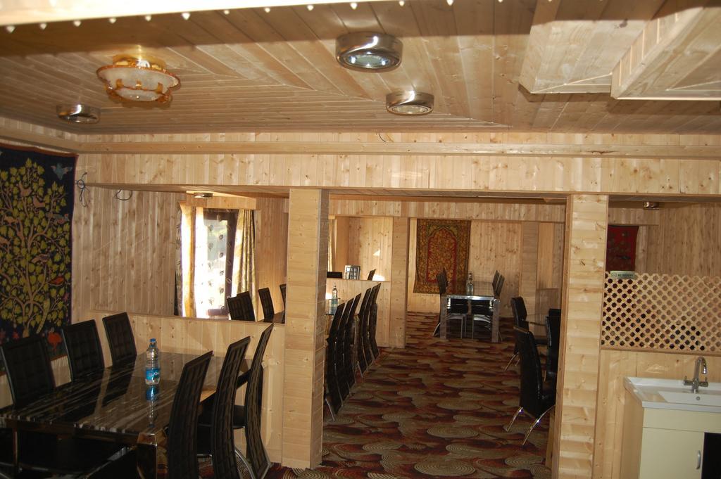 Hotel Zahgeer Continental Gulmarg Room photo