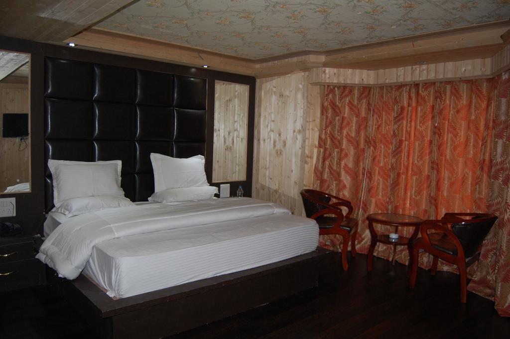 Hotel Zahgeer Continental Gulmarg Room photo