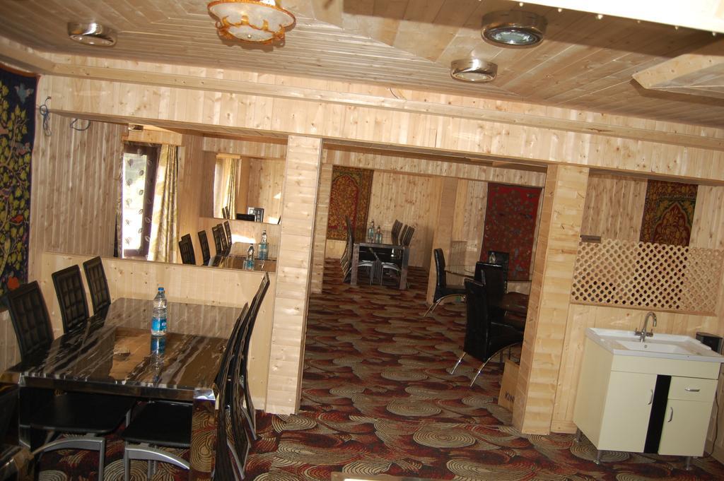 Hotel Zahgeer Continental Gulmarg Room photo