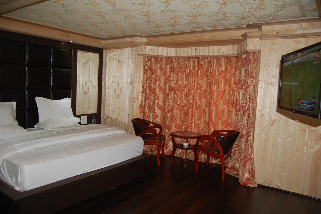 Hotel Zahgeer Continental Gulmarg Room photo