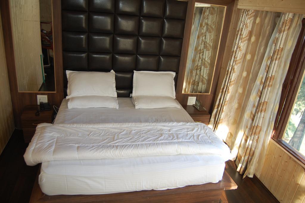 Hotel Zahgeer Continental Gulmarg Room photo