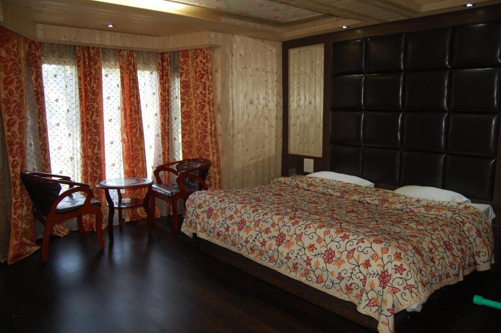 Hotel Zahgeer Continental Gulmarg Room photo