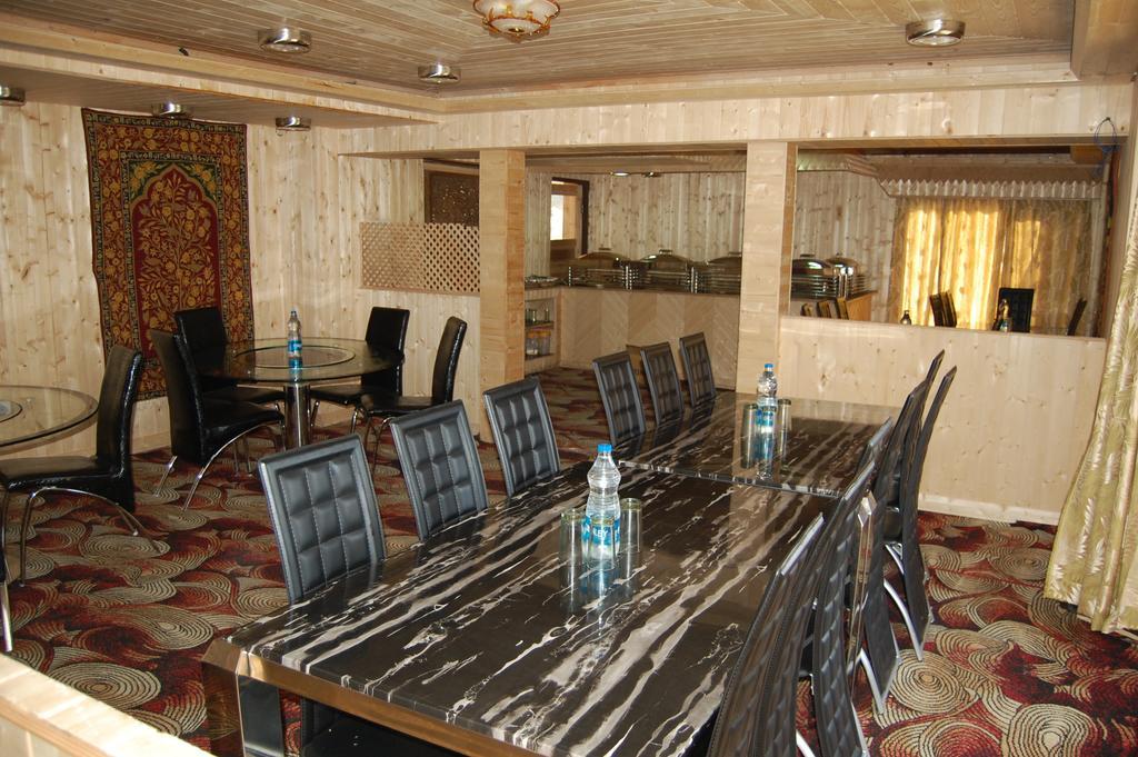 Hotel Zahgeer Continental Gulmarg Room photo